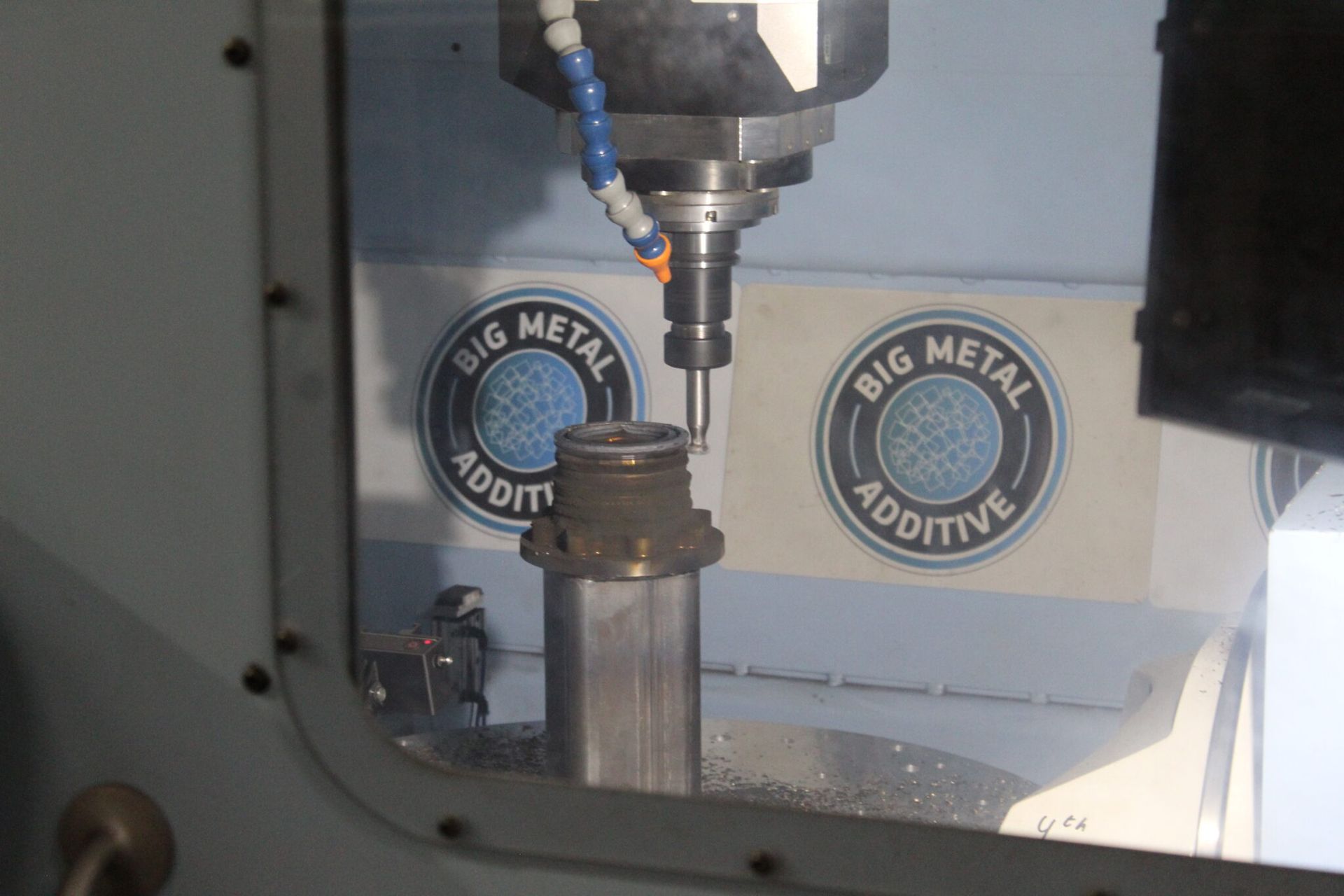 Kỹ sư BMA đang giám sát quá trình in 3D kim loại kết hợp gia công.