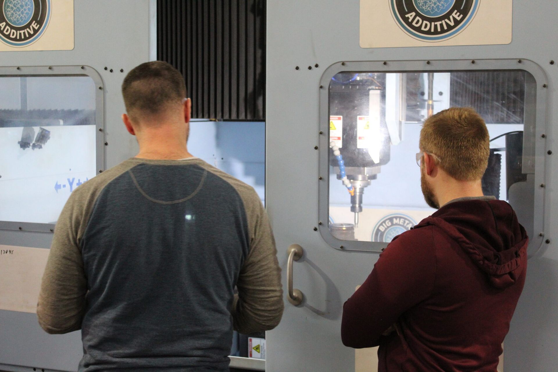 Kỹ thuật viên kiểm tra sản phẩm hybrid đã hoàn thiện tại BMA.